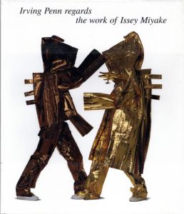 Irving Penn regards the work of Issey Miyake / Photo: Irving Penn