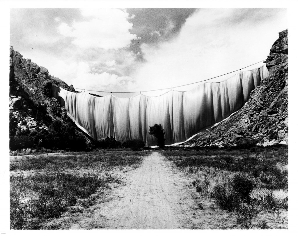 「「 Christo & Jeanne-Claude Vallley Curtain 」 / Photo : Shunk Kender ( Harry Shunk and Janos Kender ) 」メイン画像