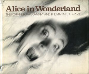 Alice in Wonderland: The forming of a company and the making of a play／写真：リチャード・アヴェドン（Alice in Wonderland: The forming of a company and the making of a play／Photo: Richard Avedon)のサムネール