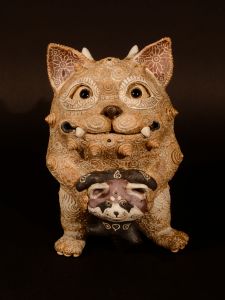 小熊猫を抱えた猫神／田崎太郎（Cat god holding a small bear cat／Taro Tasaki)のサムネール