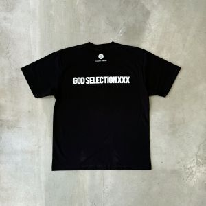 「KAZUMICHI MARUOKA × GOD SELECTION XXX Special Collaboration T-SHIRT BLACK / 丸岡和吾　GOD SELECTION XXX」画像1