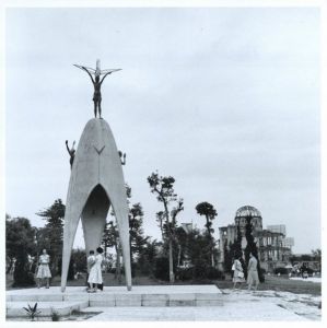 「HIROSHIMA 1958 / 編： 港千尋、マリー＝クリスティーヌ・ドゥ・ナヴァセル　写真：エマニュエル・リヴァ」画像2